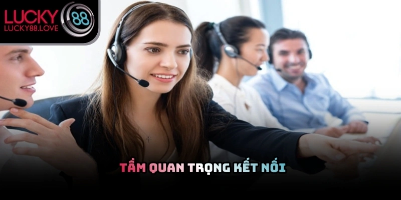 Nhân viên hỗ trợ khách hàng thực hiện tiếp nhận và xử lý thông tin từ hội viên